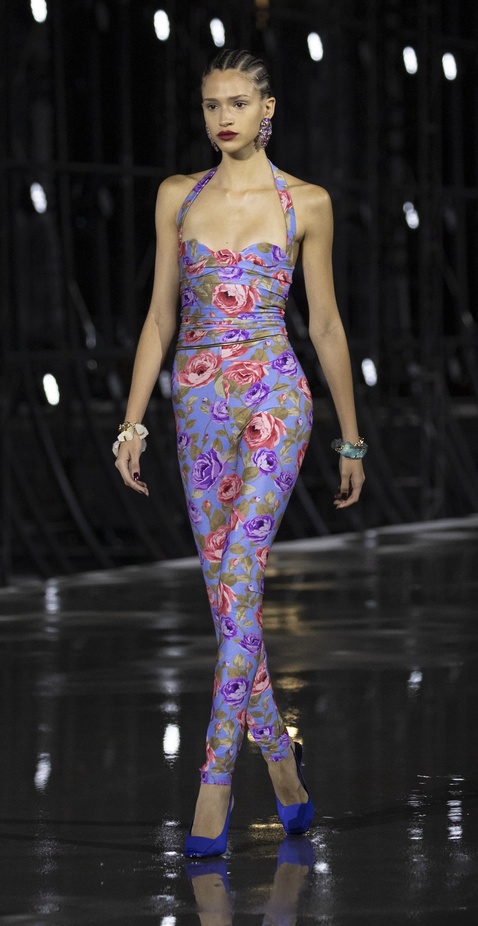 عرض أزياء مجموعة Saint Laurent لربيع وصيف 2022 من أسبوع الموضة في باريس