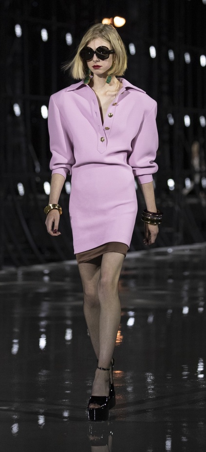 عرض أزياء مجموعة Saint Laurent لربيع وصيف 2022 من أسبوع الموضة في باريس