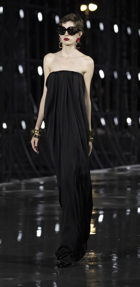 عرض أزياء مجموعة Saint Laurent لربيع وصيف 2022 من أسبوع الموضة في باريس