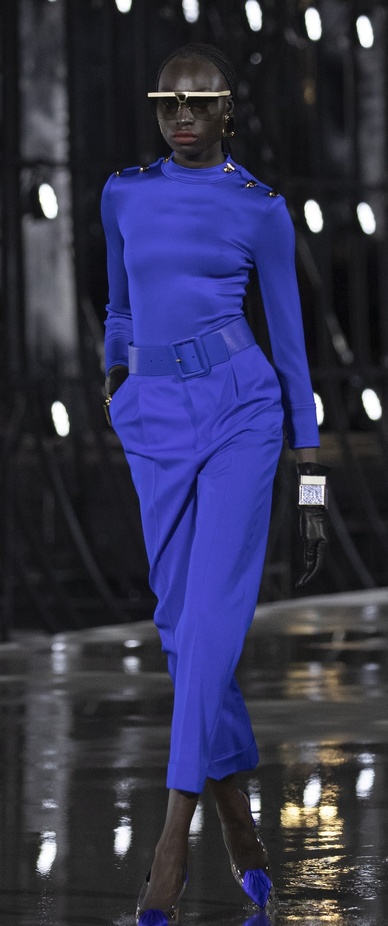 عرض أزياء مجموعة Saint Laurent لربيع وصيف 2022 من أسبوع الموضة في باريس