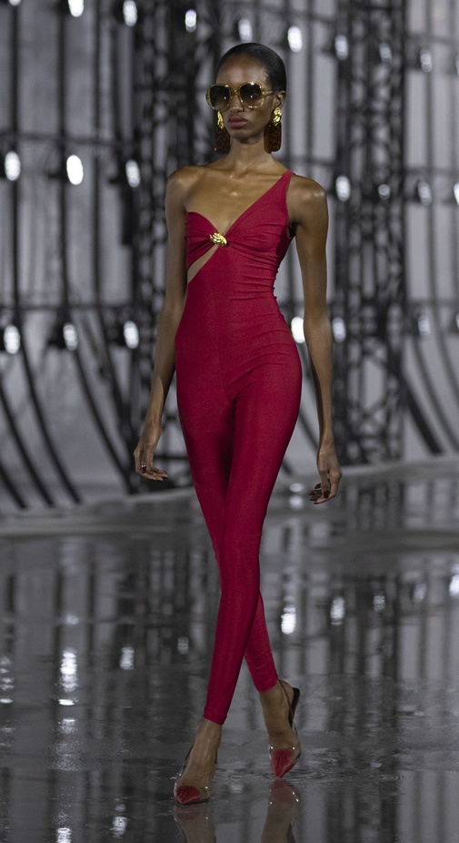 عرض أزياء مجموعة Saint Laurent لربيع وصيف 2022 من أسبوع الموضة في باريس