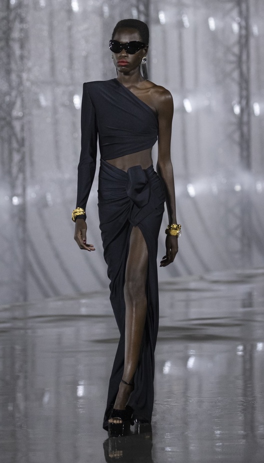 عرض أزياء مجموعة Saint Laurent لربيع وصيف 2022 من أسبوع الموضة في باريس