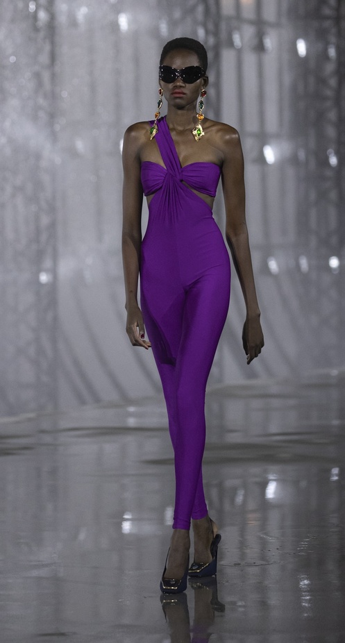 عرض أزياء مجموعة Saint Laurent لربيع وصيف 2022 من أسبوع الموضة في باريس