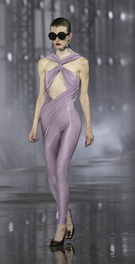 عرض أزياء مجموعة Saint Laurent لربيع وصيف 2022 من أسبوع الموضة في باريس