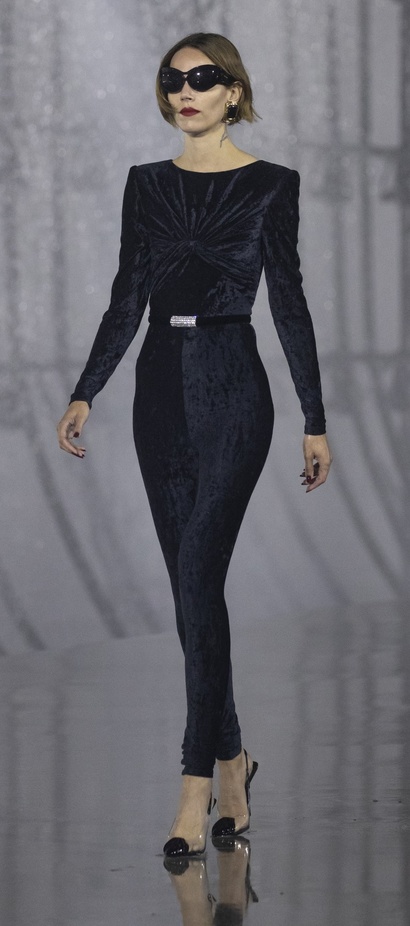 عرض أزياء مجموعة Saint Laurent لربيع وصيف 2022 من أسبوع الموضة في باريس