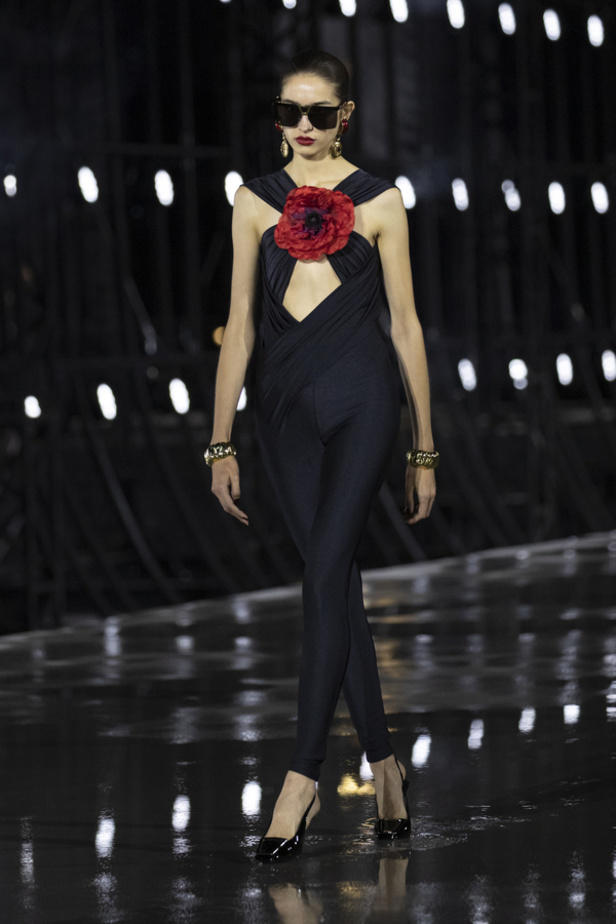 عرض أزياء مجموعة Saint Laurent لربيع وصيف 2022 من أسبوع الموضة في باريس