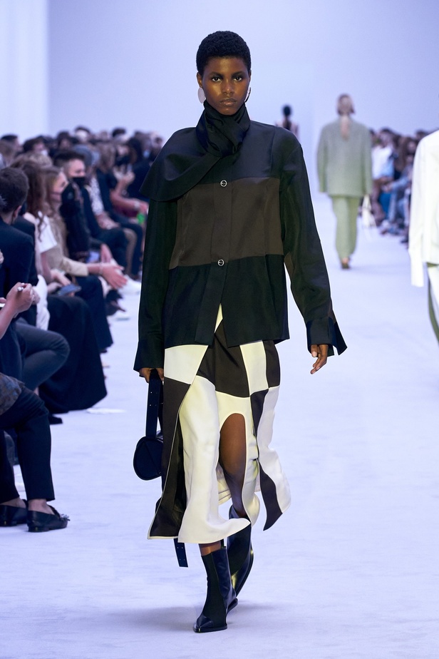 عرض ازياء مجموعة Jil Sander لربيع وصيف 2022 ضمن اسبوع الموضة في ميلانو