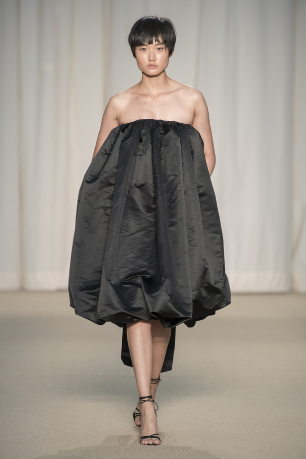 عرض أزياء Adam Lippes لربيع وصيف 2022 من أسبوع الموضة في نيويورك