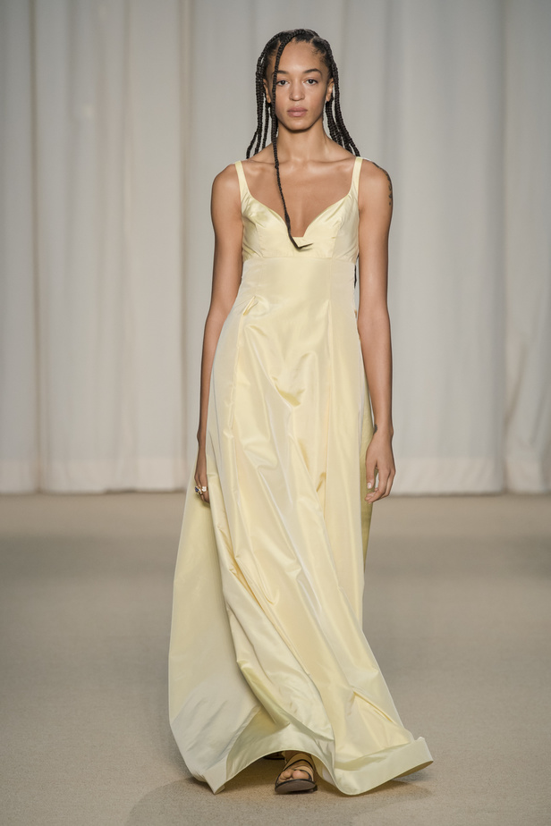 عرض أزياء Adam Lippes لربيع وصيف 2022 من أسبوع الموضة في نيويورك