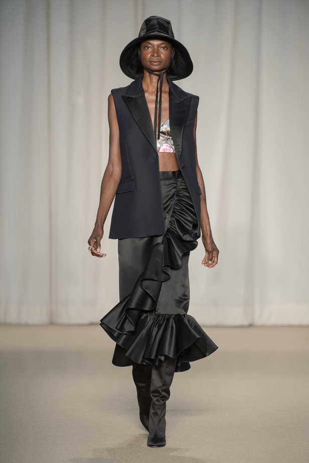 عرض أزياء Adam Lippes لربيع وصيف 2022 من أسبوع الموضة في نيويورك