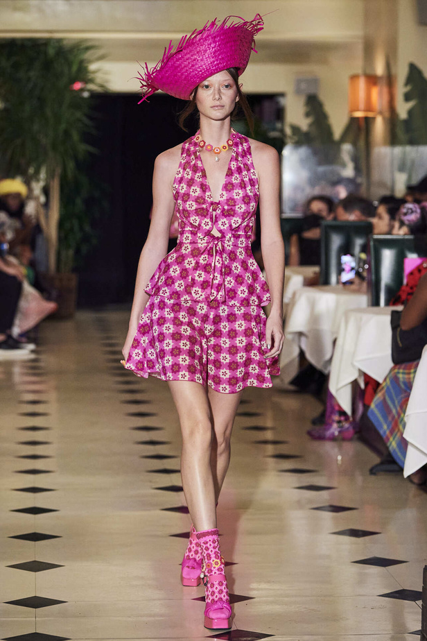 عرض أزياء Anna Sui لربيع وصيف 2022 من أسبوع الموضة في نيويورك