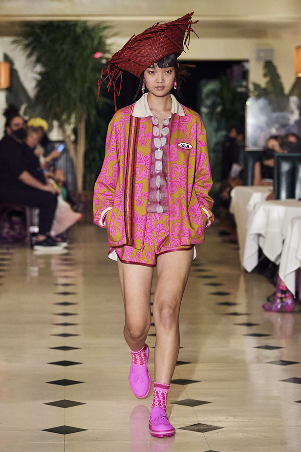 عرض أزياء Anna Sui لربيع وصيف 2022 من أسبوع الموضة في نيويورك