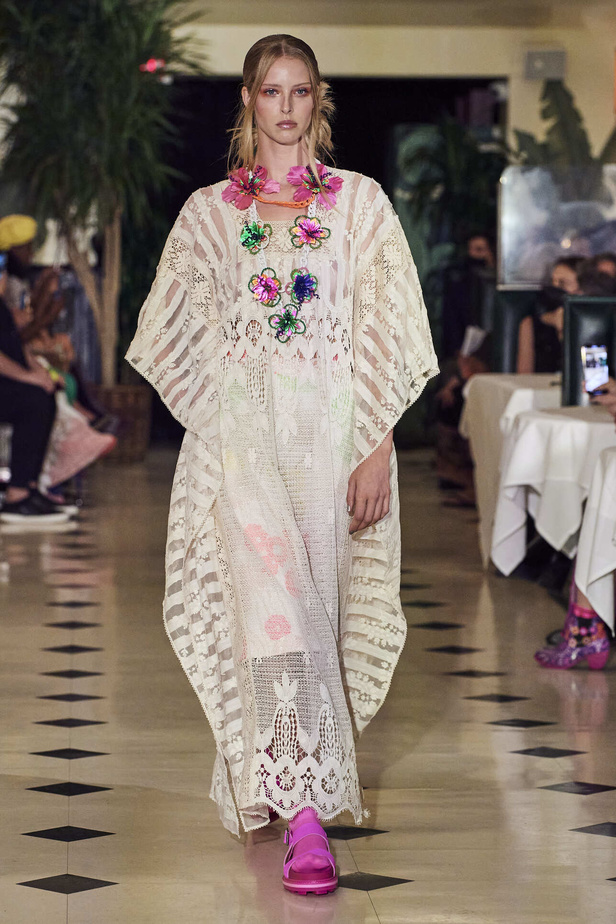 عرض أزياء Anna Sui لربيع وصيف 2022 من أسبوع الموضة في نيويورك