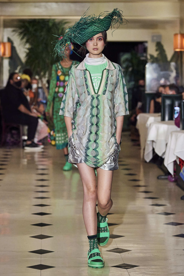 عرض أزياء Anna Sui لربيع وصيف 2022 من أسبوع الموضة في نيويورك