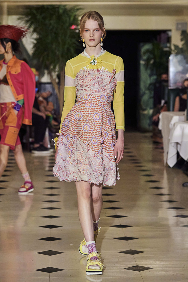 عرض أزياء Anna Sui لربيع وصيف 2022 من أسبوع الموضة في نيويورك