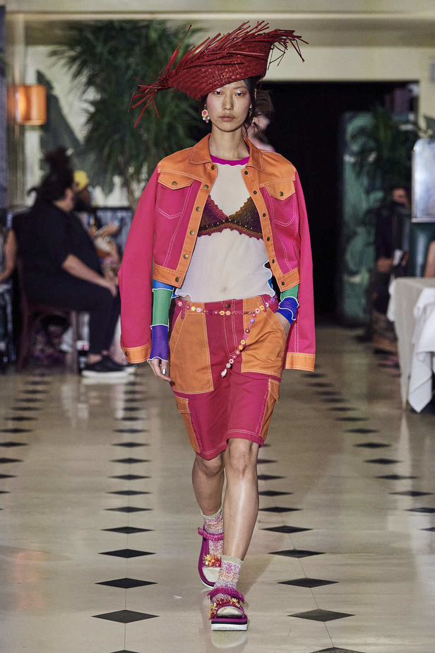 عرض أزياء Anna Sui لربيع وصيف 2022 من أسبوع الموضة في نيويورك