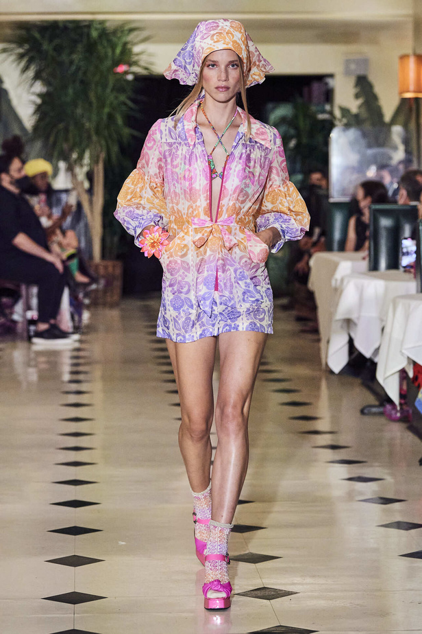 عرض أزياء Anna Sui لربيع وصيف 2022 من أسبوع الموضة في نيويورك