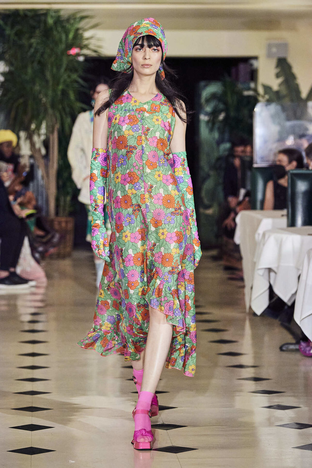 عرض أزياء Anna Sui لربيع وصيف 2022 من أسبوع الموضة في نيويورك