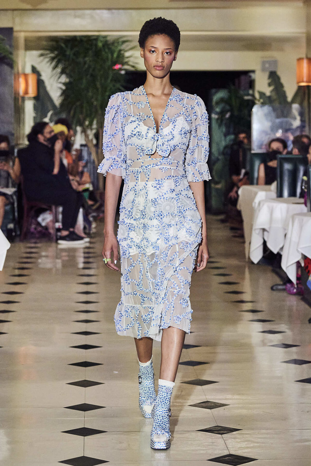 عرض أزياء Anna Sui لربيع وصيف 2022 من أسبوع الموضة في نيويورك