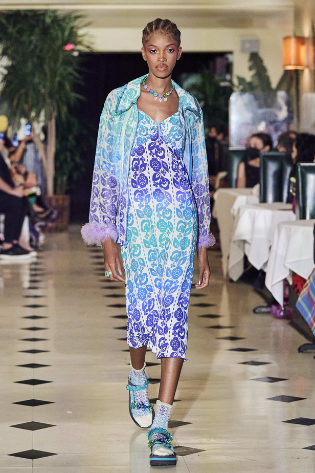 عرض أزياء Anna Sui لربيع وصيف 2022 من أسبوع الموضة في نيويورك