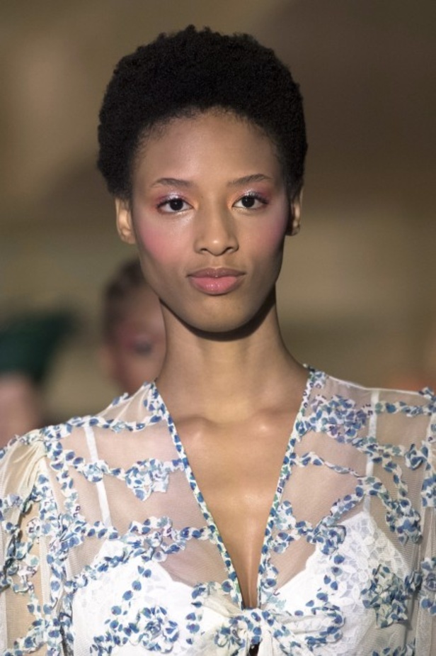 عرض أزياء Anna Sui لربيع وصيف 2022 من أسبوع الموضة في نيويورك