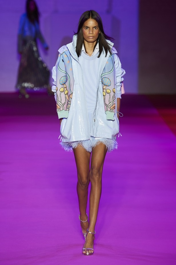 الألوان المرحة والطابع العملي يتجسد في عرض أزياء Brandon Maxwell لربيع وصيف 2022 