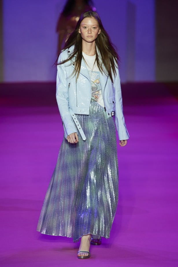 الألوان المرحة والطابع العملي يتجسد في عرض أزياء Brandon Maxwell لربيع وصيف 2022 