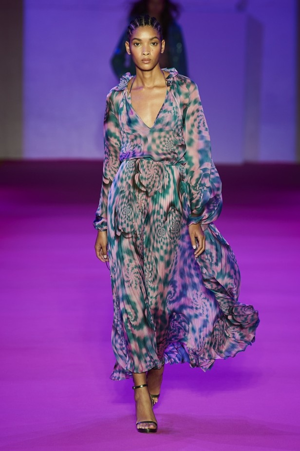 الألوان المرحة والطابع العملي يتجسد في عرض أزياء Brandon Maxwell لربيع وصيف 2022 