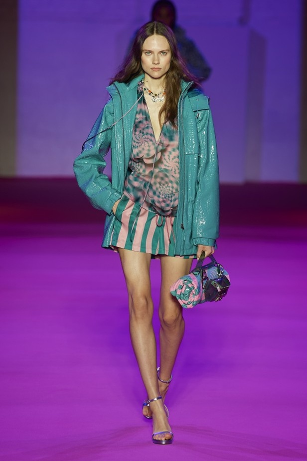 الألوان المرحة والطابع العملي يتجسد في عرض أزياء Brandon Maxwell لربيع وصيف 2022 