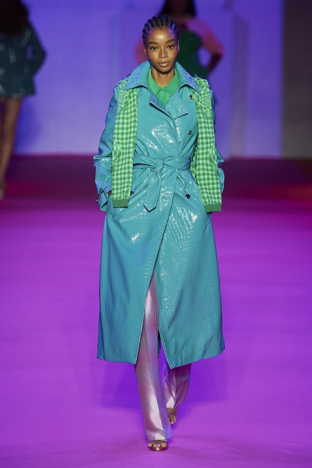 الألوان المرحة والطابع العملي يتجسد في عرض أزياء Brandon Maxwell لربيع وصيف 2022 