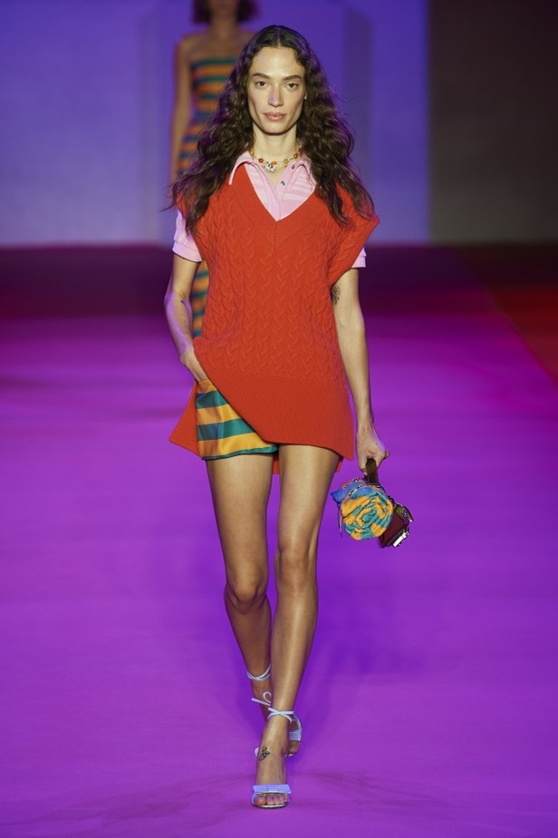 الألوان المرحة والطابع العملي يتجسد في عرض أزياء Brandon Maxwell لربيع وصيف 2022 