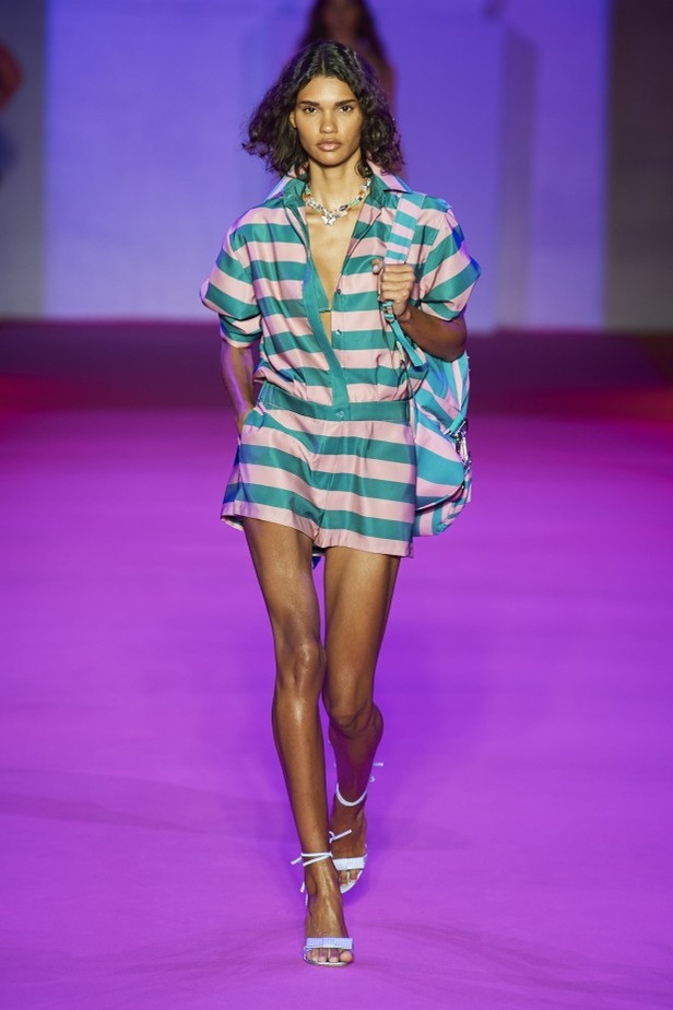 الألوان المرحة والطابع العملي يتجسد في عرض أزياء Brandon Maxwell لربيع وصيف 2022 