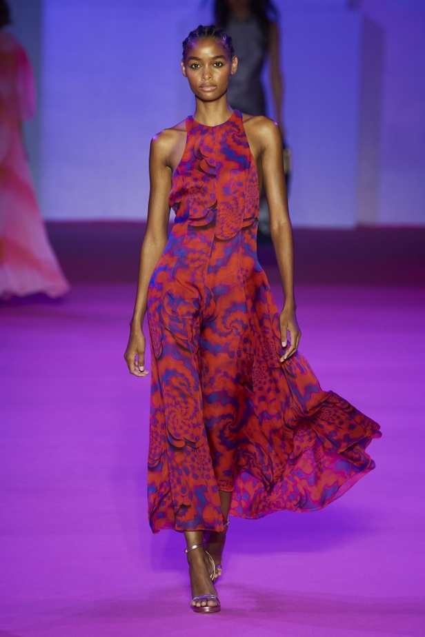 الألوان المرحة والطابع العملي يتجسد في عرض أزياء Brandon Maxwell لربيع وصيف 2022 