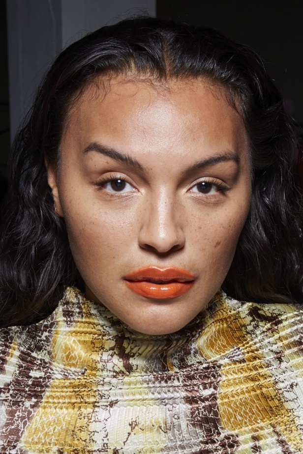 الألوان المرحة والطابع العملي يتجسد في عرض أزياء Brandon Maxwell لربيع وصيف 2022 