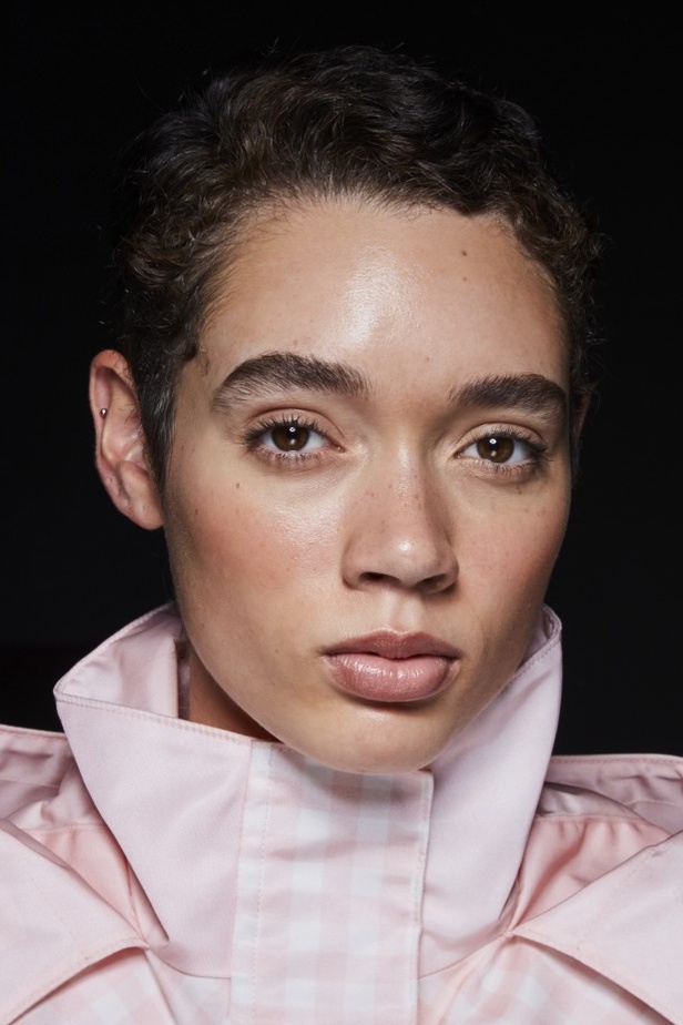 الألوان المرحة والطابع العملي يتجسد في عرض أزياء Brandon Maxwell لربيع وصيف 2022 