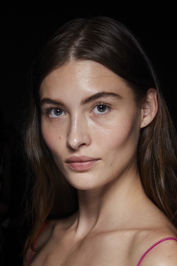 الألوان المرحة والطابع العملي يتجسد في عرض أزياء Brandon Maxwell لربيع وصيف 2022 