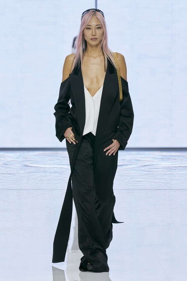 Balmain تحتفل بمجموعة ربيع وصيف 2022 وعشر سنوات من أوليفييه روستينغ