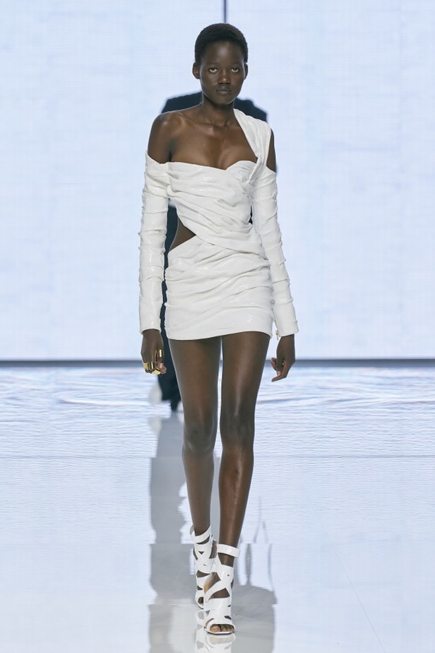 Balmain تحتفل بمجموعة ربيع وصيف 2022 وعشر سنوات من أوليفييه روستينغ