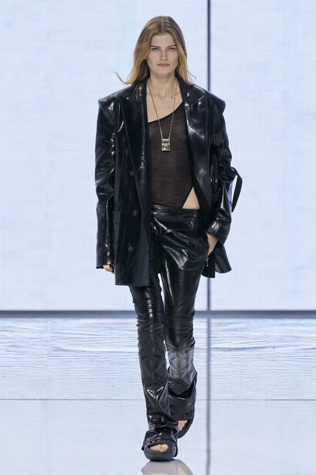 Balmain تحتفل بمجموعة ربيع وصيف 2022 وعشر سنوات من أوليفييه روستينغ