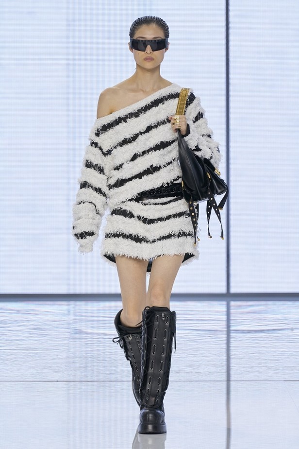 Balmain تحتفل بمجموعة ربيع وصيف 2022 وعشر سنوات من أوليفييه روستينغ