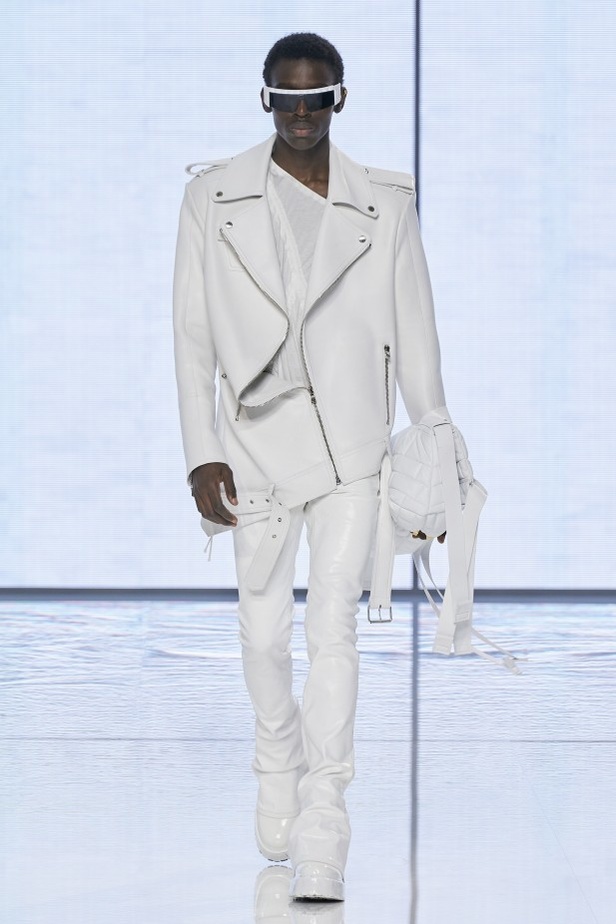 Balmain تحتفل بمجموعة ربيع وصيف 2022 وعشر سنوات من أوليفييه روستينغ