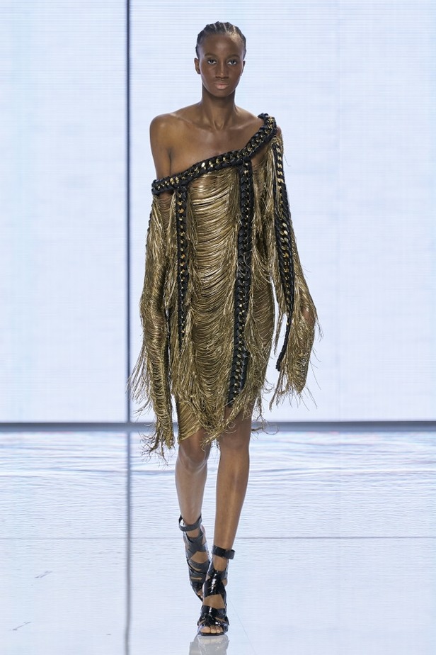 Balmain تحتفل بمجموعة ربيع وصيف 2022 وعشر سنوات من أوليفييه روستينغ