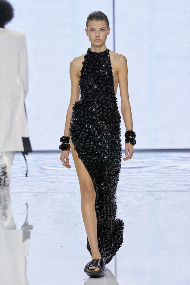 Balmain تحتفل بمجموعة ربيع وصيف 2022 وعشر سنوات من أوليفييه روستينغ