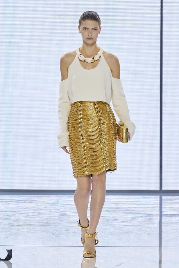Balmain تحتفل بمجموعة ربيع وصيف 2022 وعشر سنوات من أوليفييه روستينغ