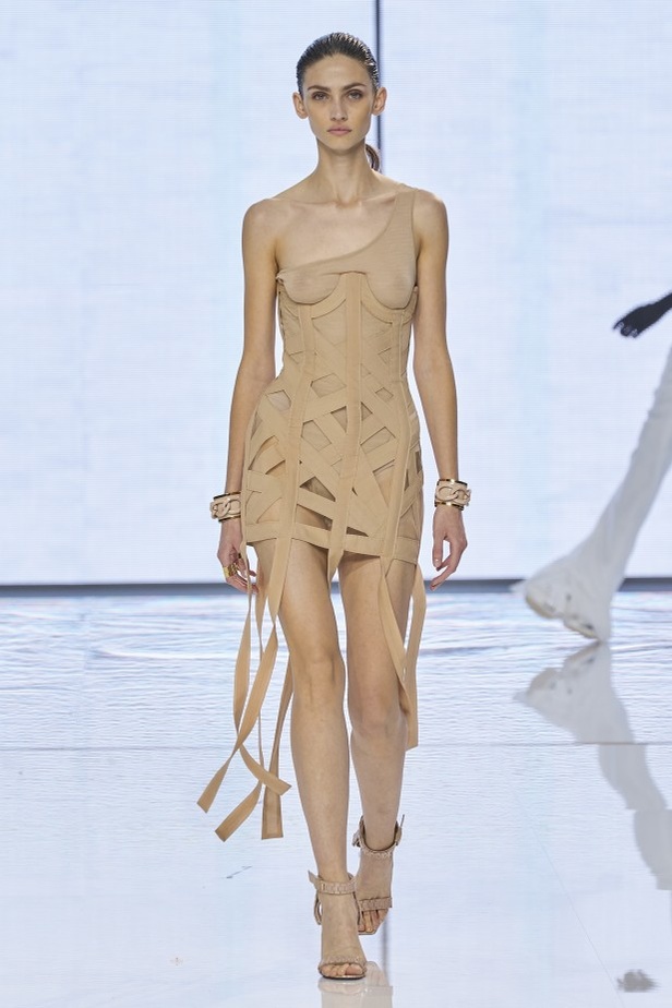 Balmain تحتفل بمجموعة ربيع وصيف 2022 وعشر سنوات من أوليفييه روستينغ