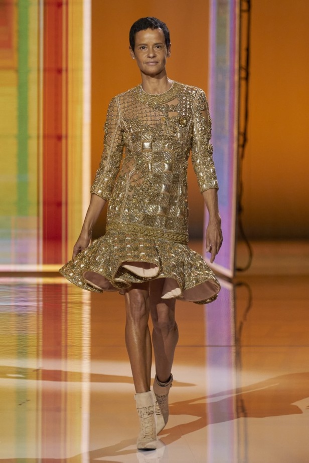 Balmain تحتفل بمجموعة ربيع وصيف 2022 وعشر سنوات من أوليفييه روستينغ