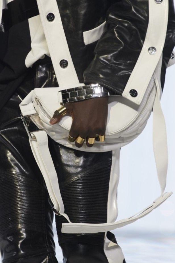 Balmain تحتفل بمجموعة ربيع وصيف 2022 وعشر سنوات من أوليفييه روستينغ