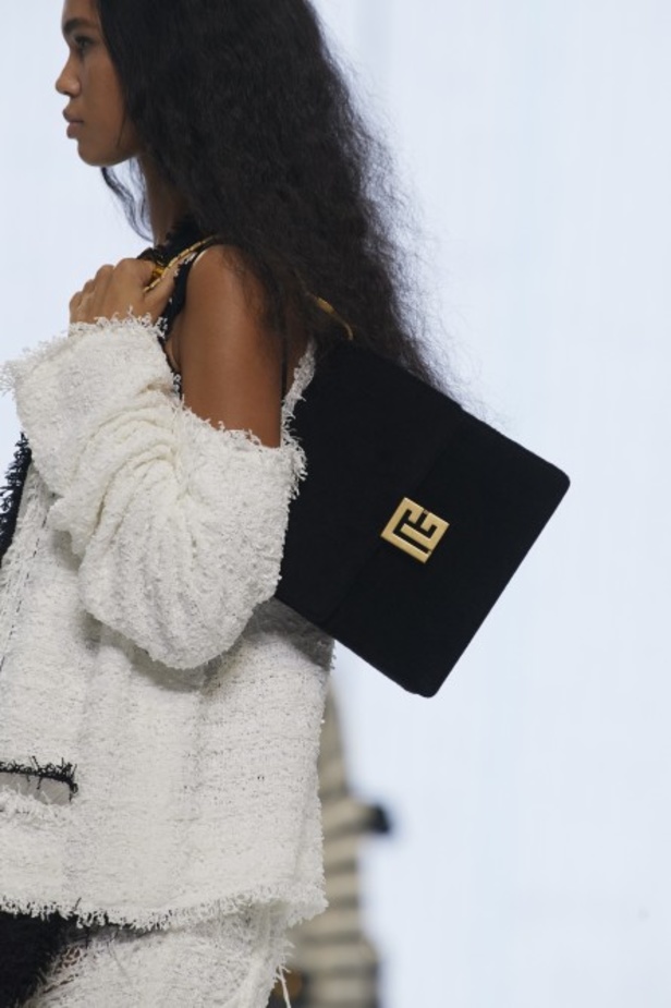 Balmain تحتفل بمجموعة ربيع وصيف 2022 وعشر سنوات من أوليفييه روستينغ