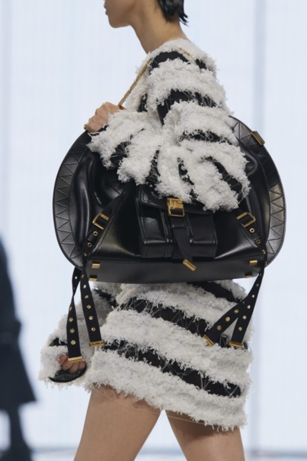 Balmain تحتفل بمجموعة ربيع وصيف 2022 وعشر سنوات من أوليفييه روستينغ