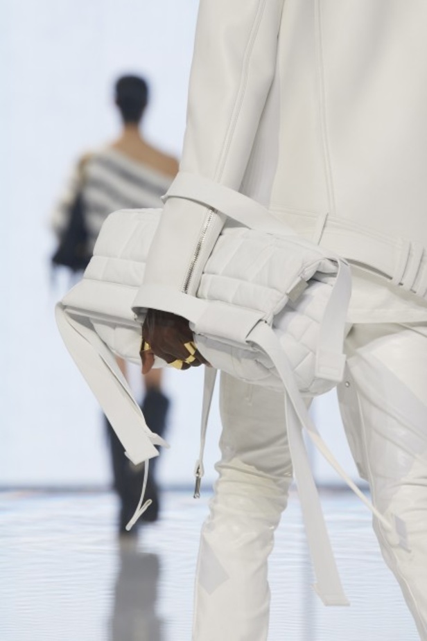 Balmain تحتفل بمجموعة ربيع وصيف 2022 وعشر سنوات من أوليفييه روستينغ